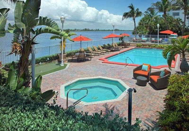 Fairfield Inn And Suites By Marriott Palm Beach Bagian luar foto
